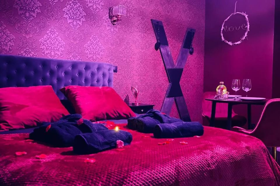 Love Room Le Baroque / Jacuzzi / Sauna Apartment in Île-de-France