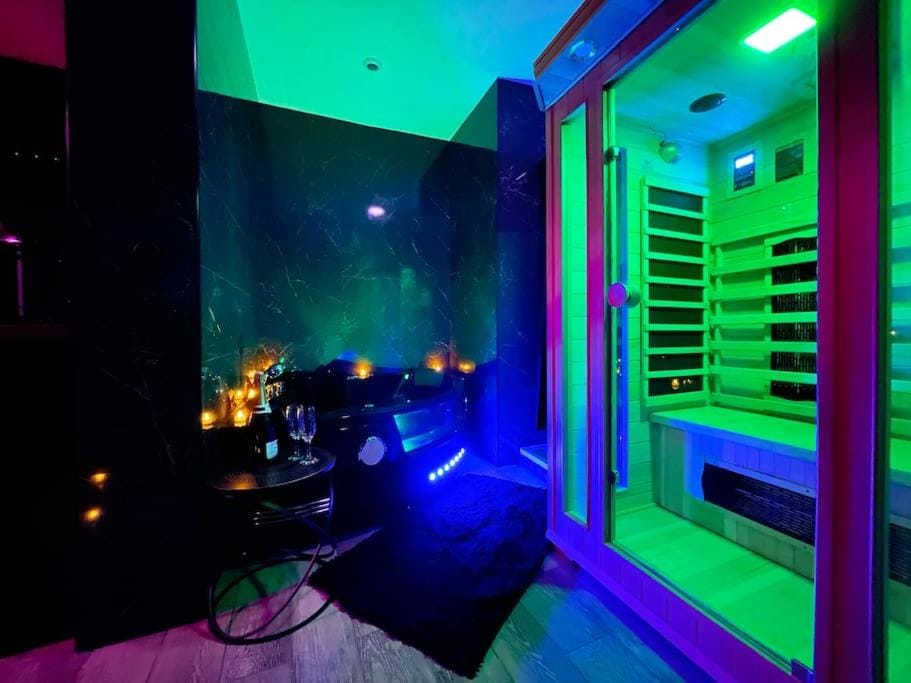 Love Room Le Baroque / Jacuzzi / Sauna Apartment in Île-de-France