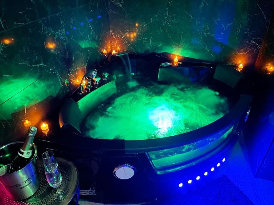 Love Room Le Baroque / Jacuzzi / Sauna Apartment in Île-de-France