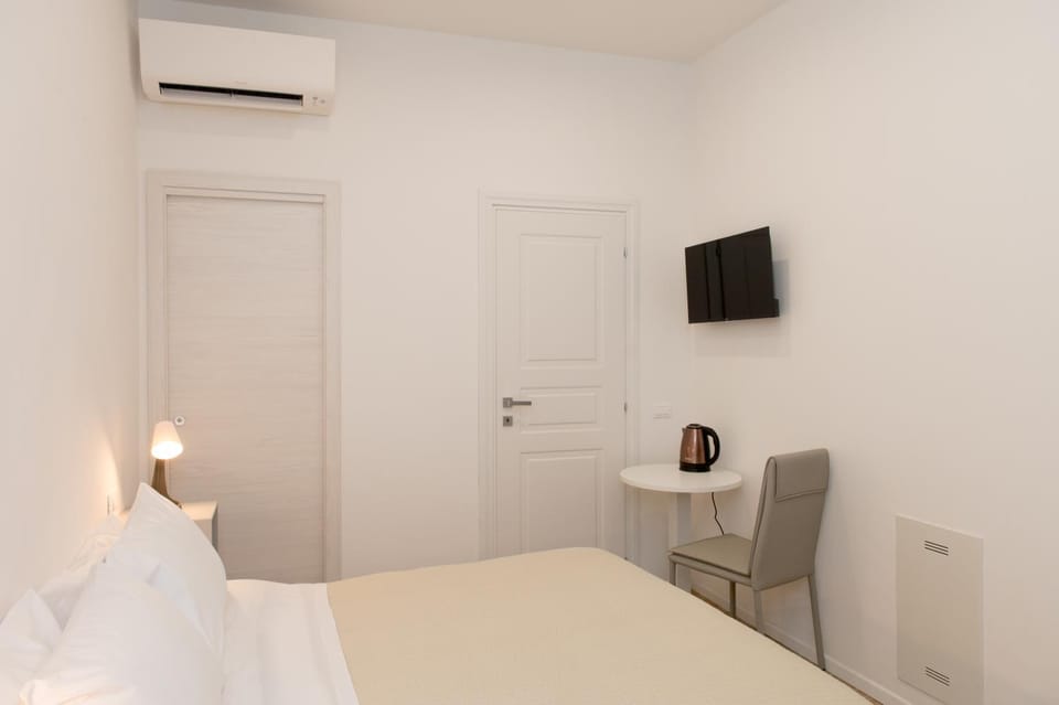 Bed, TV and multimedia, Photo of the whole room, Bedroom, air conditioner