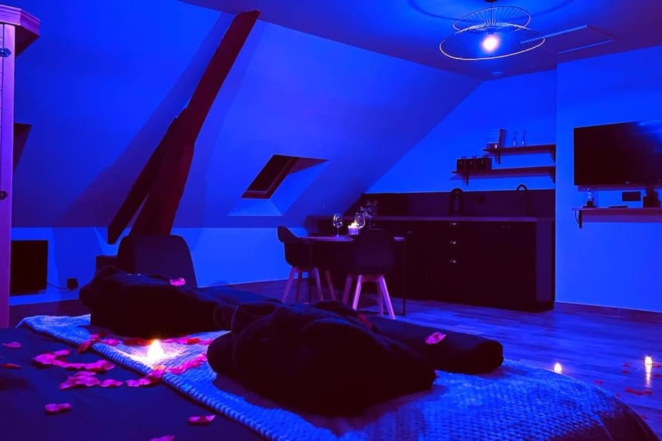 Love Room Le Chalet / Jacuzzi / Sauna Apartment in Île-de-France