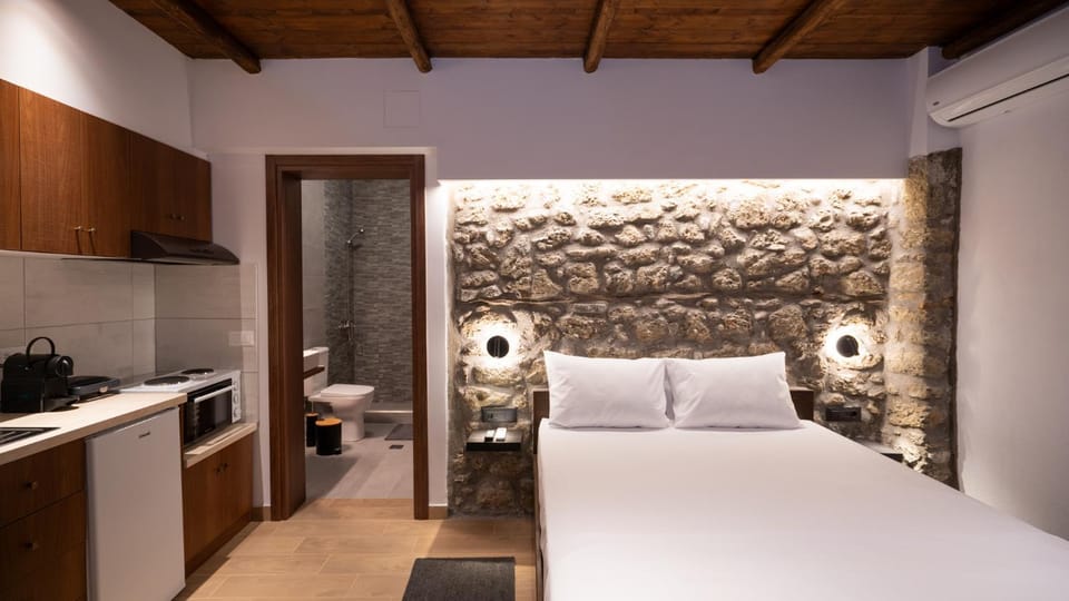 Shower, Toilet, Bed, Kitchen or kitchenette, Photo of the whole room, Bedroom