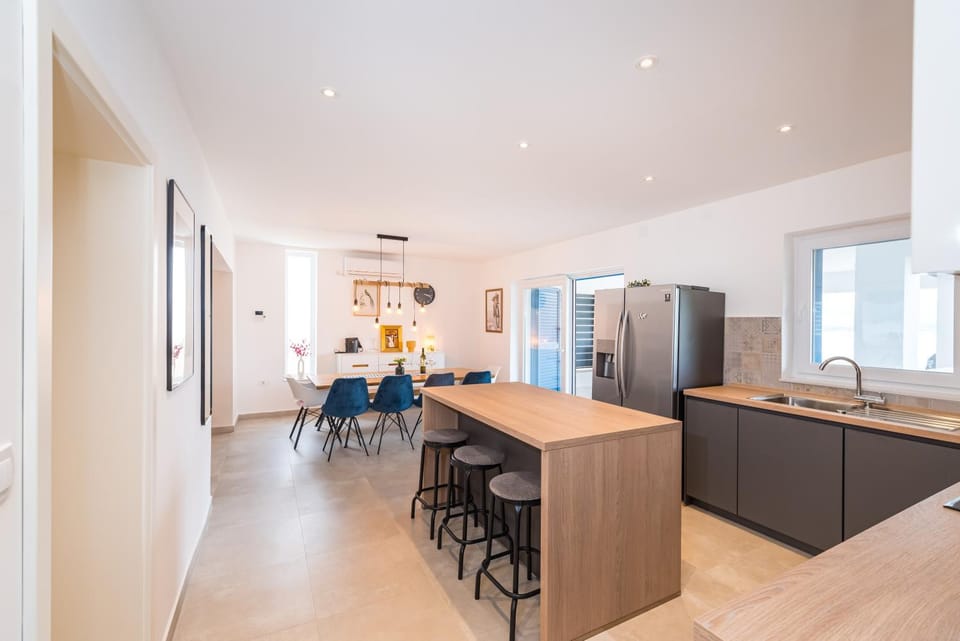 Kitchen or kitchenette, Dining area, oven, stove, air conditioner