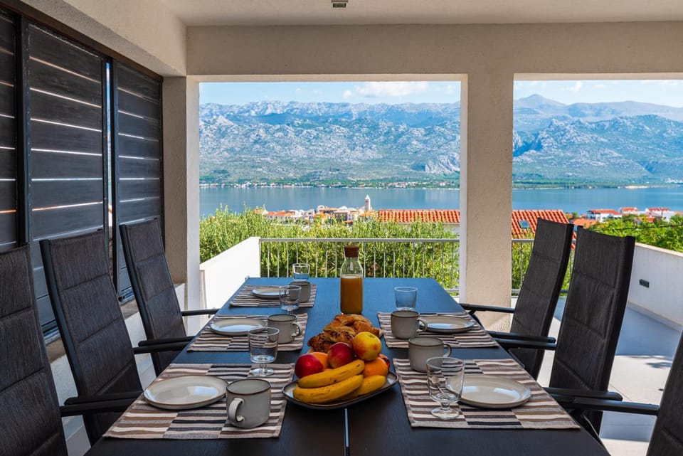 Natural landscape, Balcony/Terrace, Food and drinks, Seating area, Mountain view