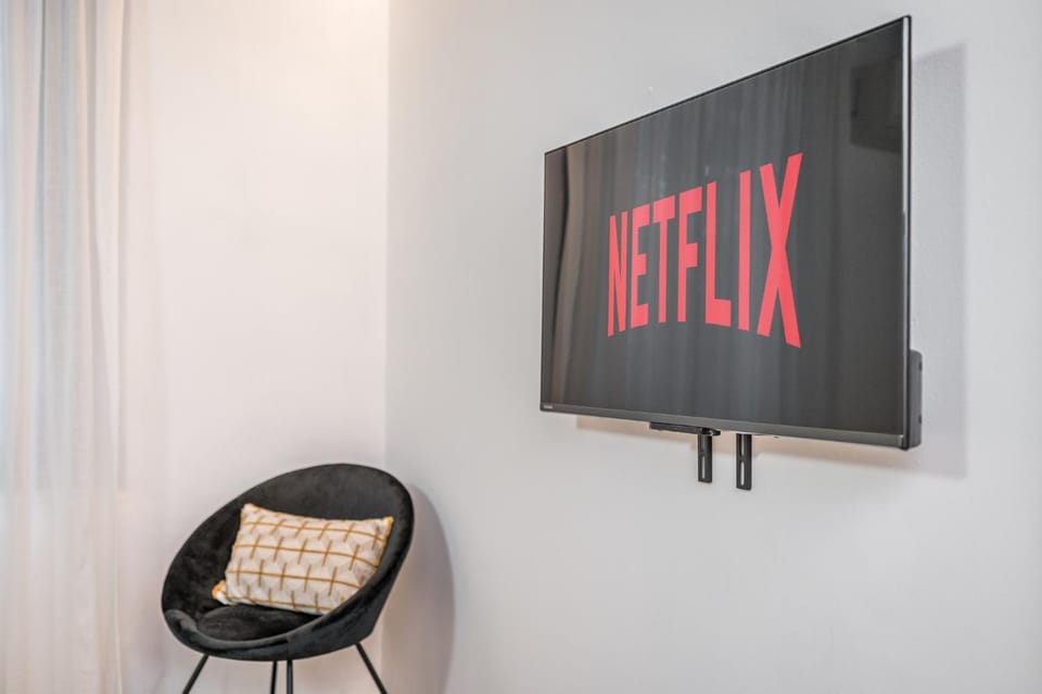 Communal lounge/ TV room, TV and multimedia, Living room, Seating area, Evening entertainment