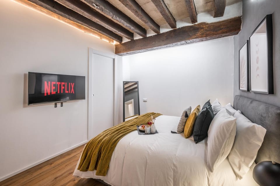 Bed, TV and multimedia, Photo of the whole room, Bedroom