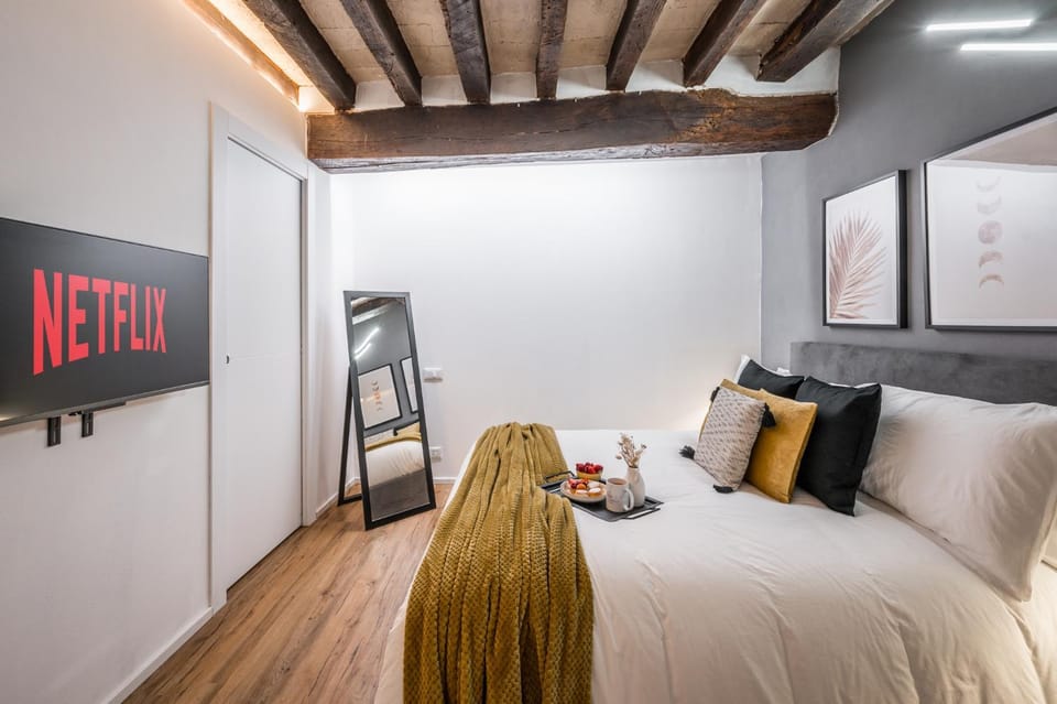 Bed, TV and multimedia, Photo of the whole room, Bedroom