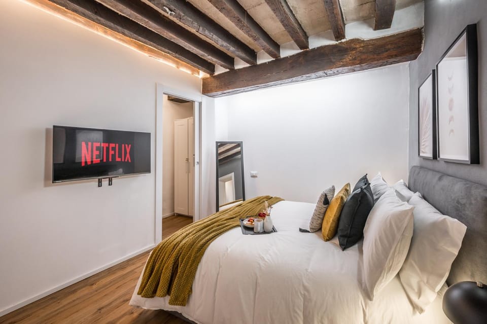 Bed, TV and multimedia, Photo of the whole room, Evening entertainment, Bedroom