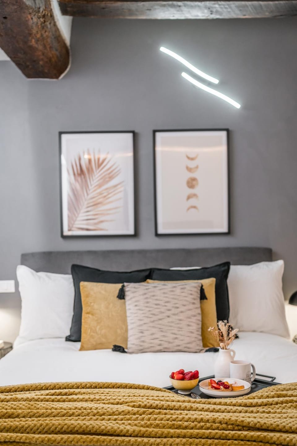 Bed, Food and drinks, Photo of the whole room, Decorative detail, Bedroom
