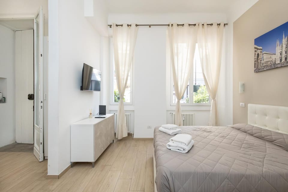 Bed, TV and multimedia, Bedroom