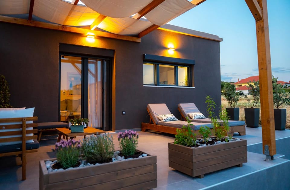 Property building, Balcony/Terrace, Garden view