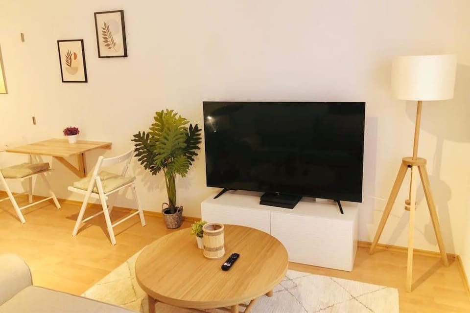 TV and multimedia, Living room, Seating area, Evening entertainment