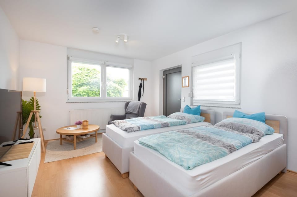 Bed, TV and multimedia, Living room, Photo of the whole room, Seating area, Bedroom