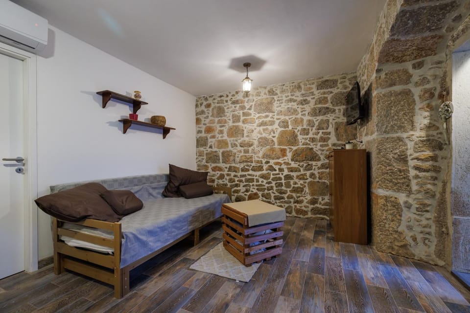 Bed, TV and multimedia, Living room, Seating area, Bedroom, air conditioner