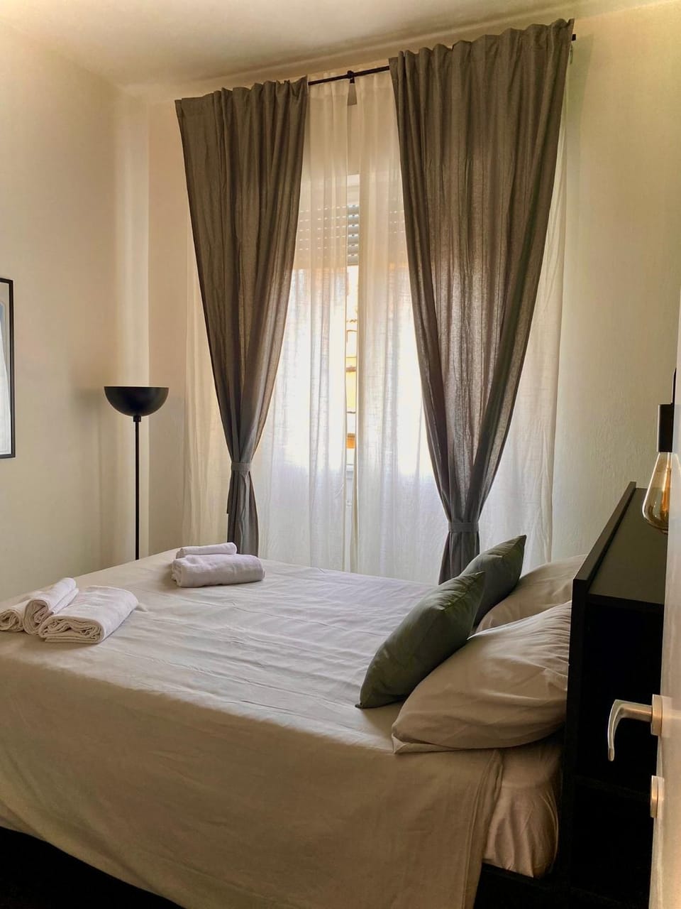Bed, Bedroom, towels
