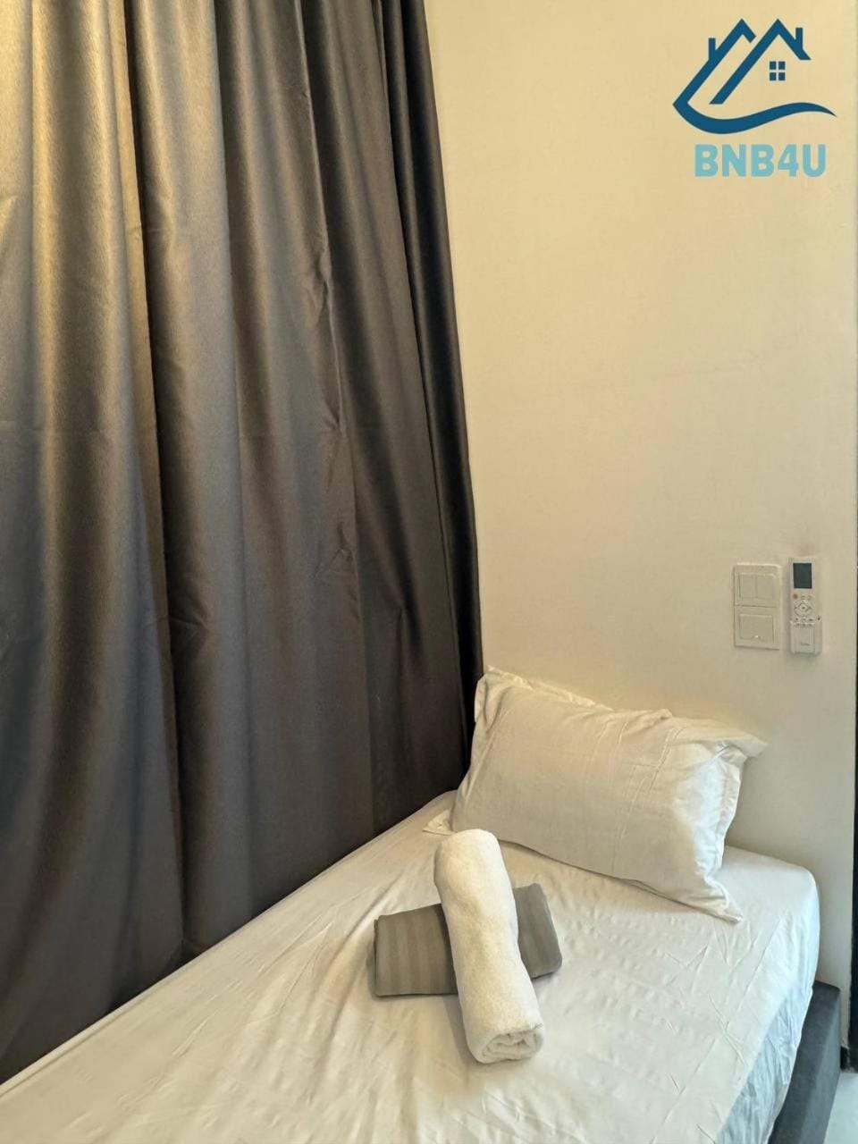 Bed, towels