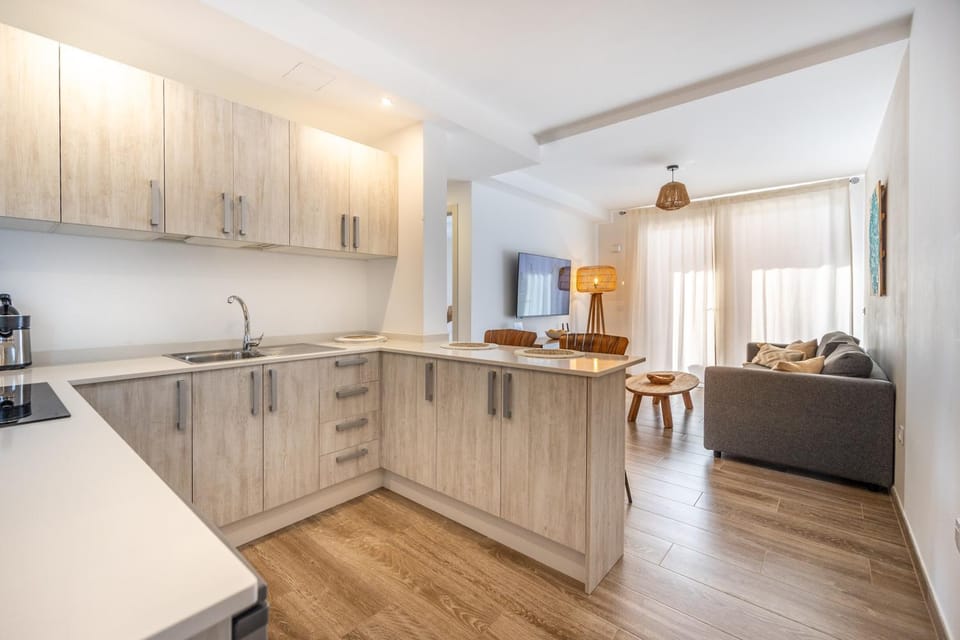Kitchen or kitchenette, Dining area, stove