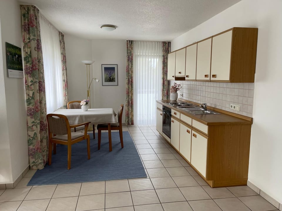 Kitchen or kitchenette, Dining area, stove