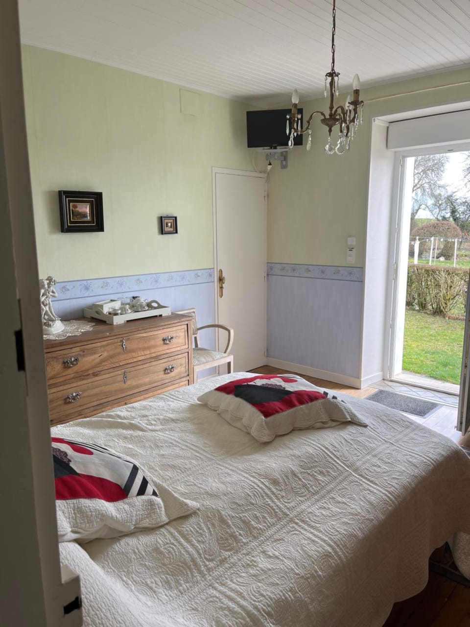 Chambre d'Hôtes Lacapelle Del Fraisse Bed and Breakfast in Auvergne-Rhône-Alpes