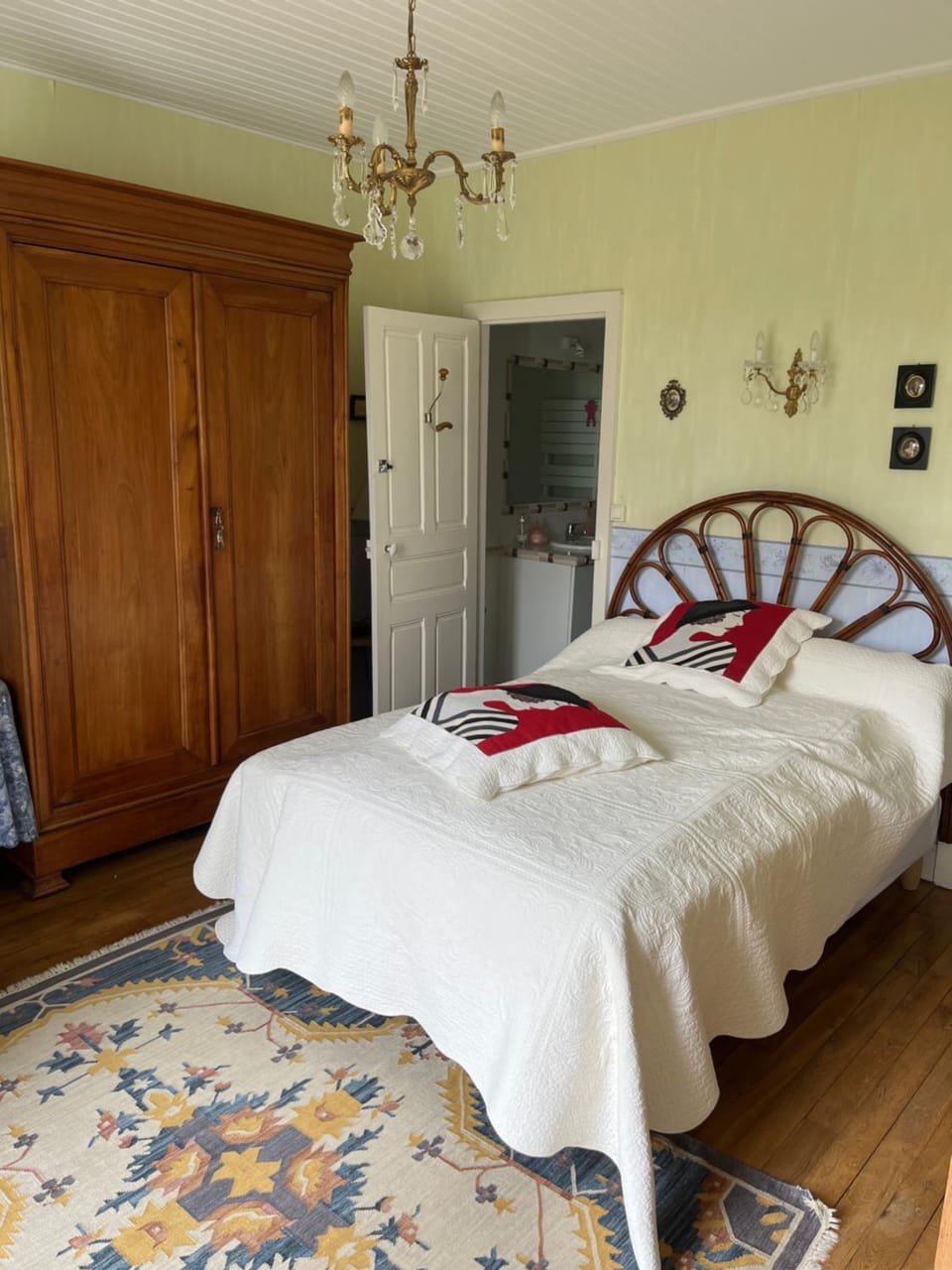 Chambre d'Hôtes Lacapelle Del Fraisse Bed and Breakfast in Auvergne-Rhône-Alpes