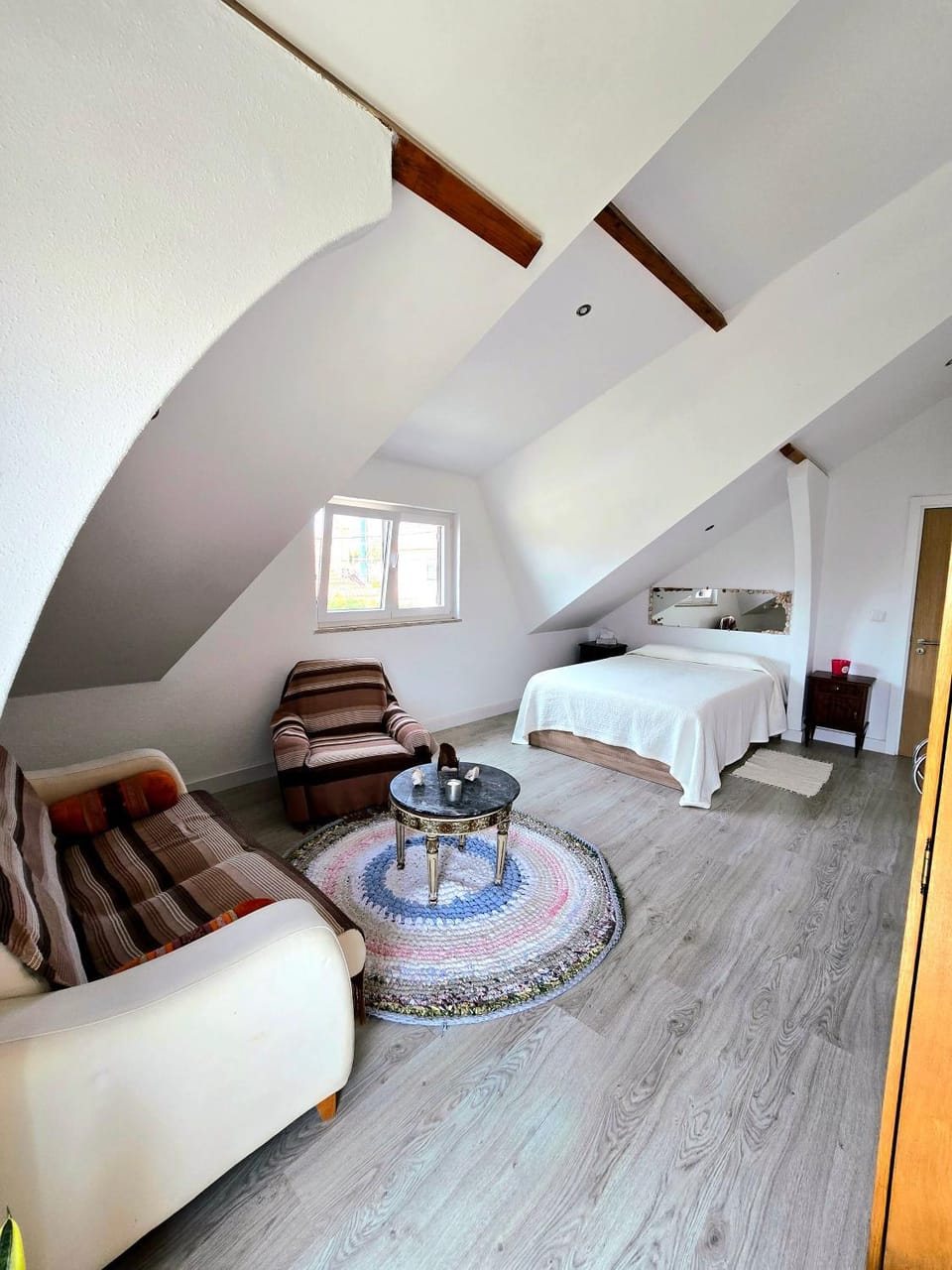 Bed, Photo of the whole room, Seating area, Bedroom