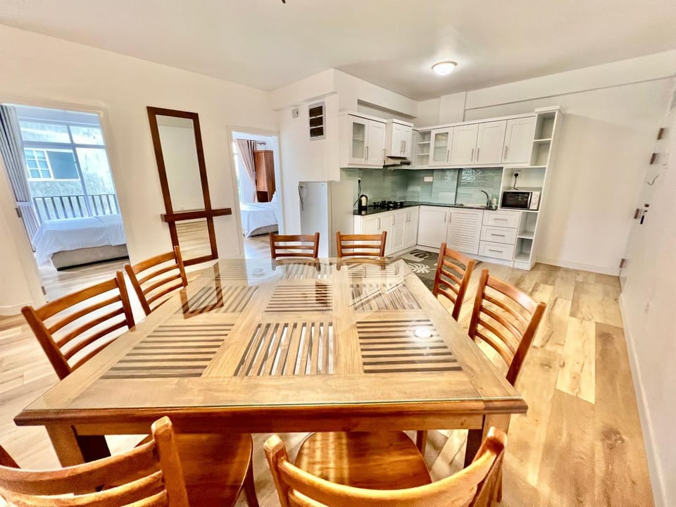 Kitchen or kitchenette, Dining area, minibar, oven, stove