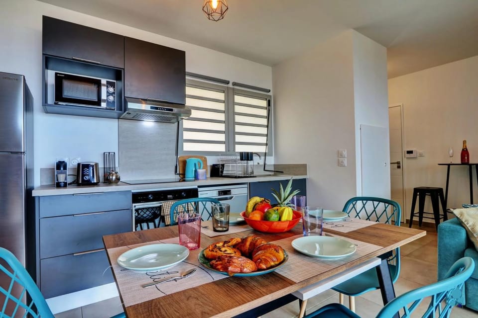 Kitchen or kitchenette, Dining area