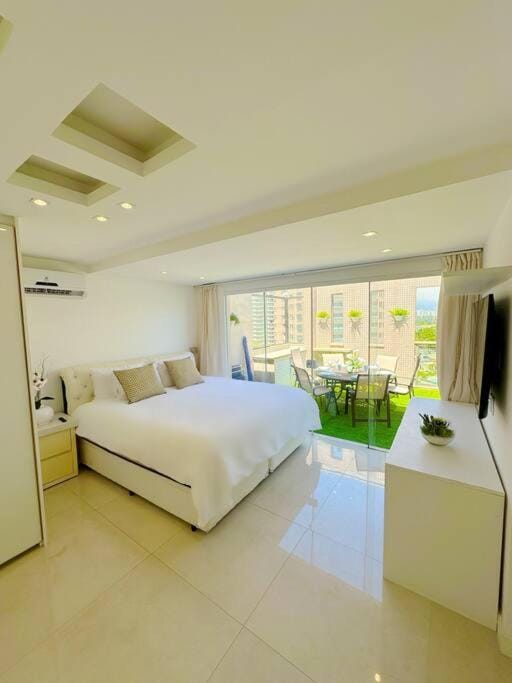 Bed, TV and multimedia, Photo of the whole room