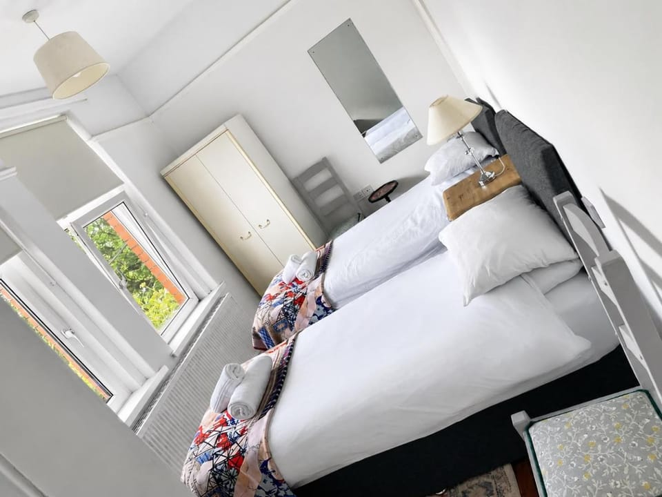 Phoenix Rise Retreat Bed and Breakfast in Glastonbury