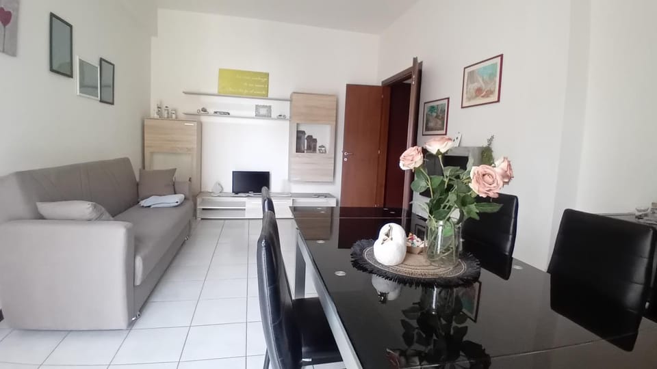 Communal lounge/ TV room, TV and multimedia, Living room, Seating area, Dining area, Evening entertainment