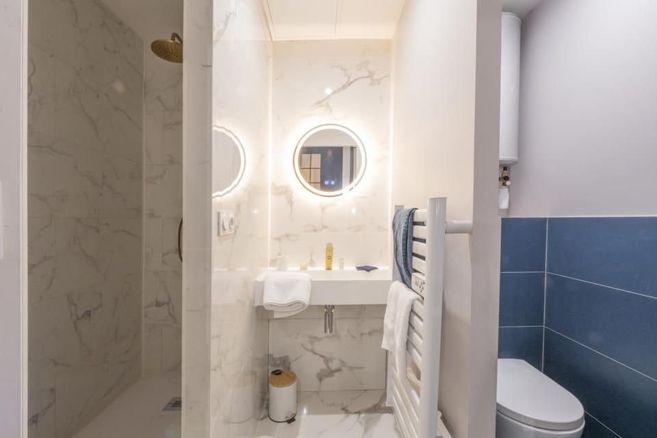 Shower, Toilet, Bathroom, towels