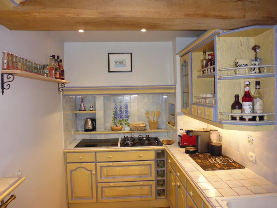 Coffee/tea facilities, Kitchen or kitchenette, stove