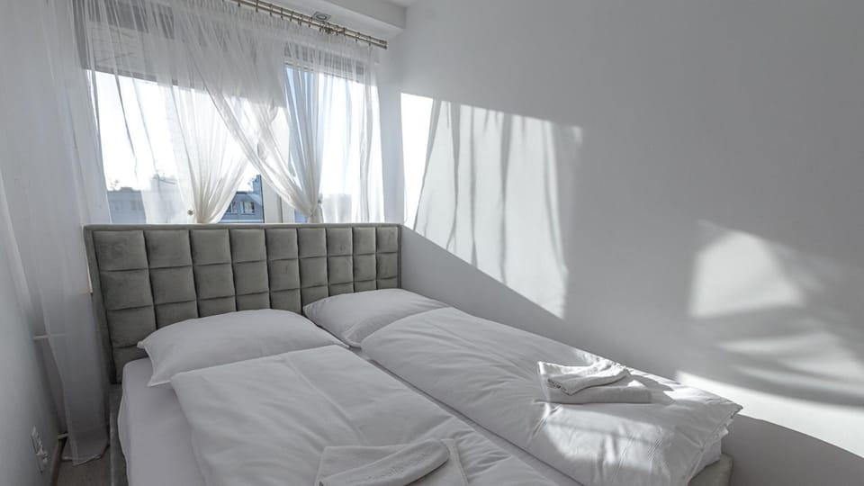 Bedroom, towels