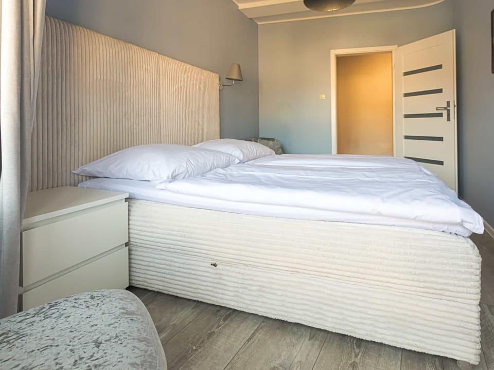 Photo of the whole room, Bedroom, wardrobe