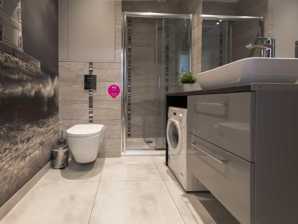 Shower, Toilet