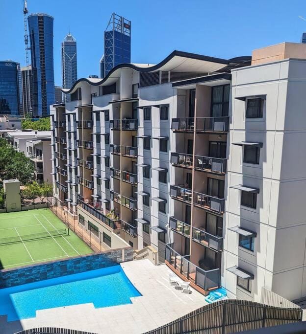 City & lakeside with free secure allocated parking, pool, gym & tennis court, only 15 mins walk into the City Apartment in Perth