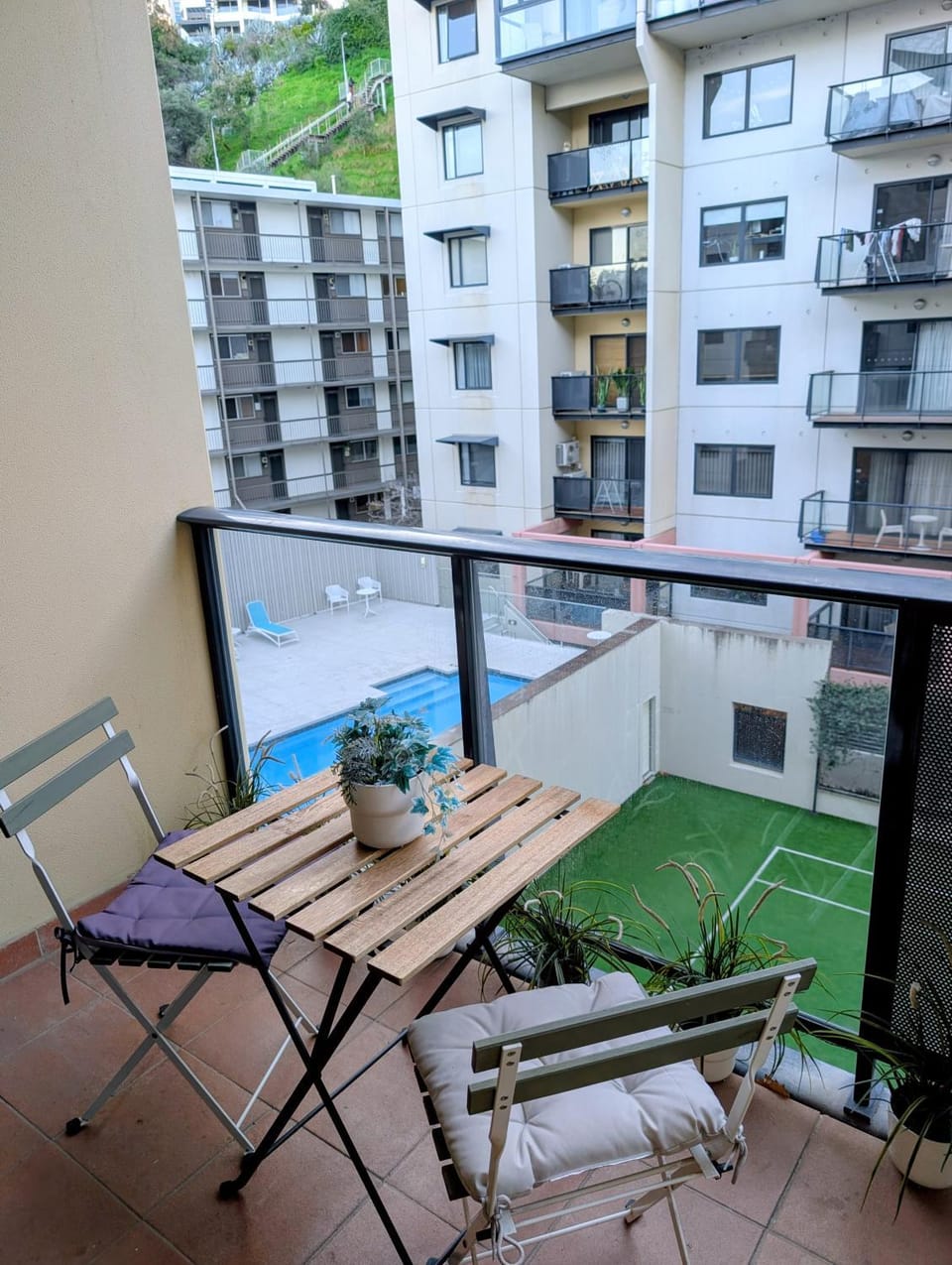 City & lakeside with free secure allocated parking, pool, gym & tennis court, only 15 mins walk into the City Apartment in Perth