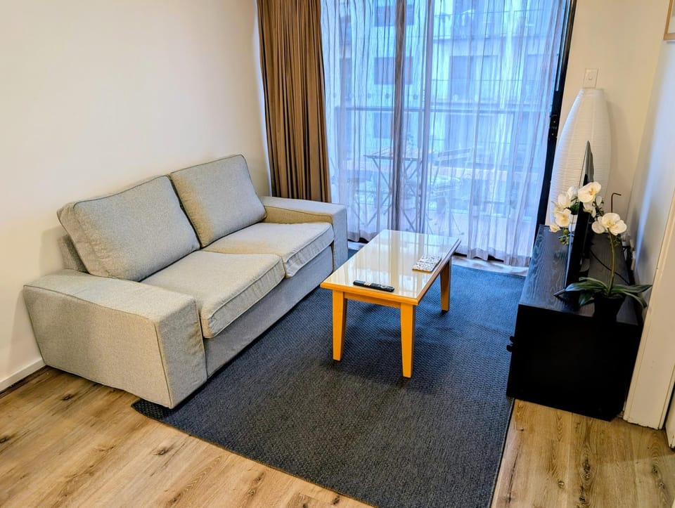 City & lakeside with free secure allocated parking, pool, gym & tennis court, only 15 mins walk into the City Apartment in Perth