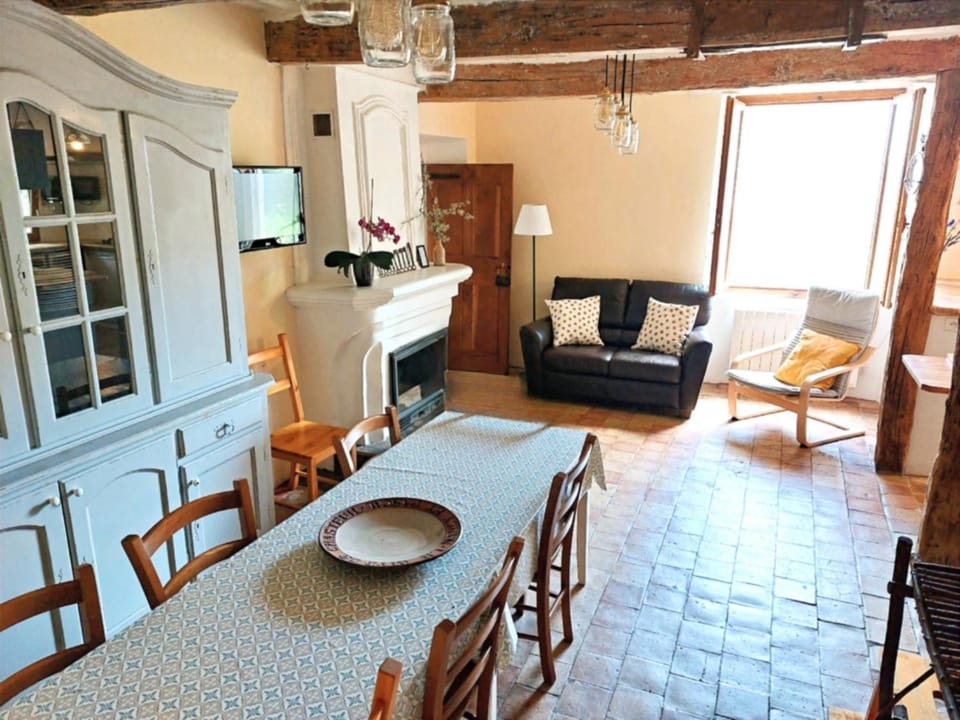 Communal lounge/ TV room, Living room, Seating area, Dining area, flat iron, locker