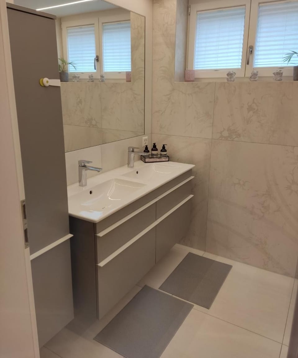 Jasmins Airbnb Apartment in Canton of Bern (Region)