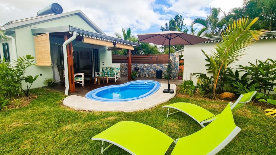 Patio, Garden, Swimming pool, sunbed