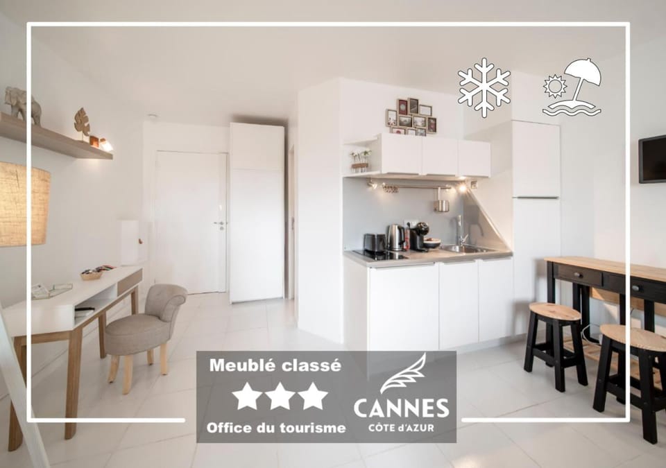 Kitchen or kitchenette, Dining area, minibar, stove