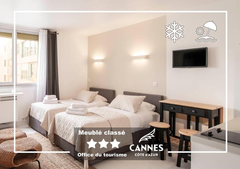 Bed, TV and multimedia, Photo of the whole room, Bedroom, towels