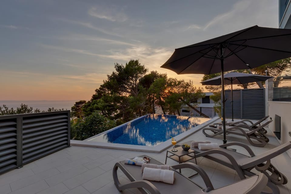 View (from property/room), Balcony/Terrace, Sea view, Swimming pool, Sunset, sunbed