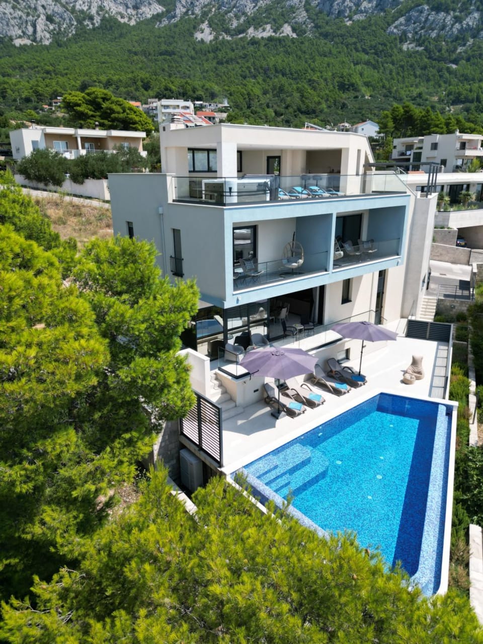 Property building, Day, Natural landscape, Hot Tub, Swimming pool, sunbed