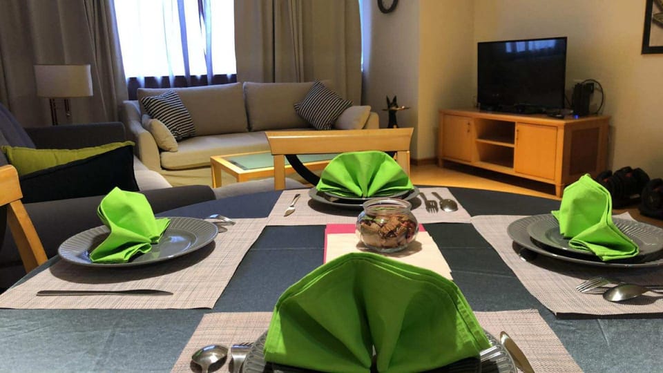 TV and multimedia, Living room, Evening entertainment, Dinner