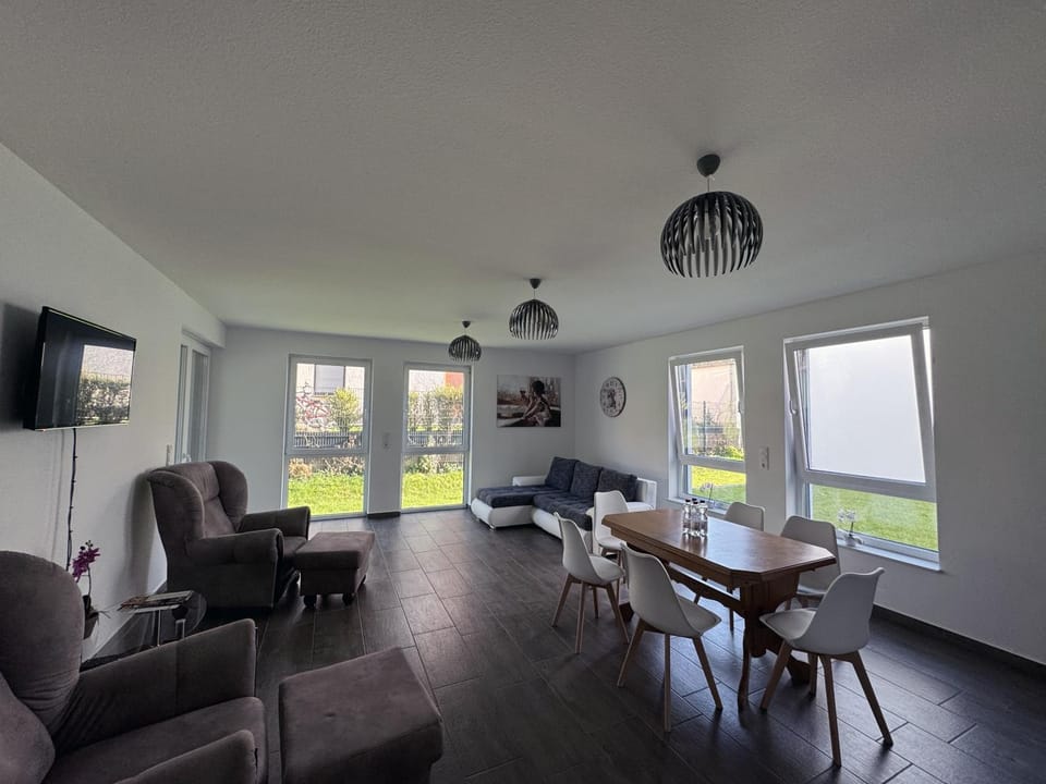 TV and multimedia, Living room, Seating area, Dining area