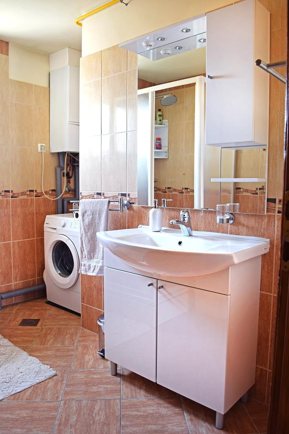Bathroom, towels, washing machine
