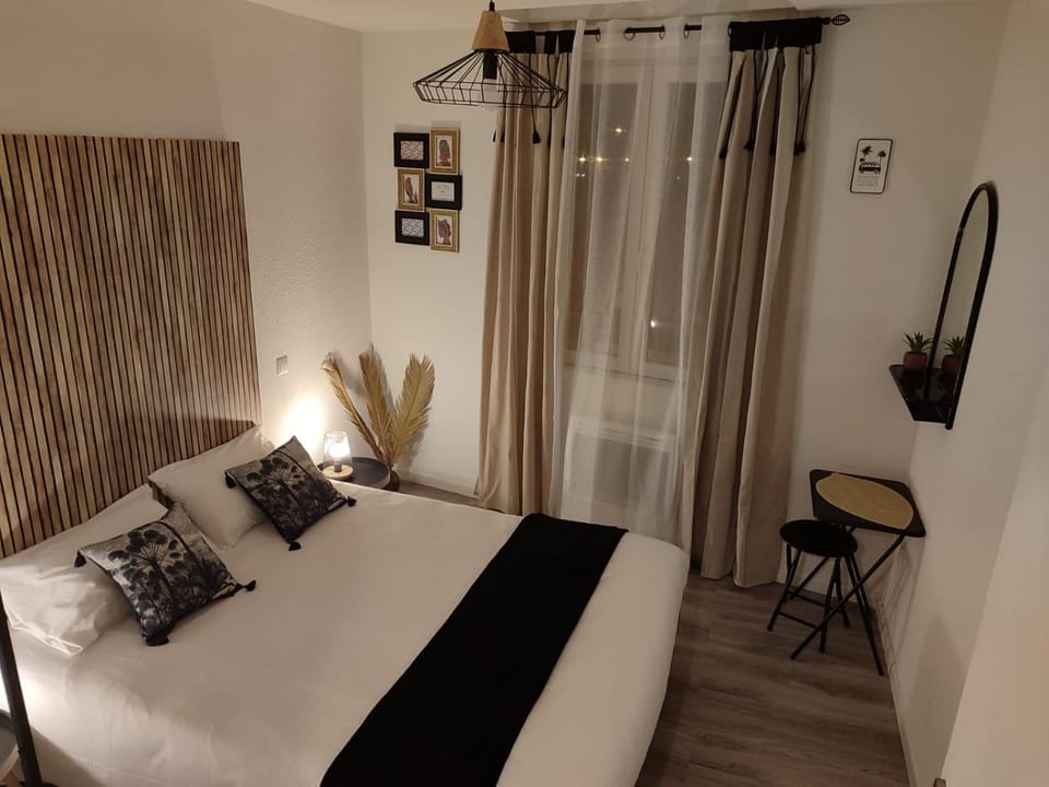 Bed, Bedroom, internet, locker, storage, towels