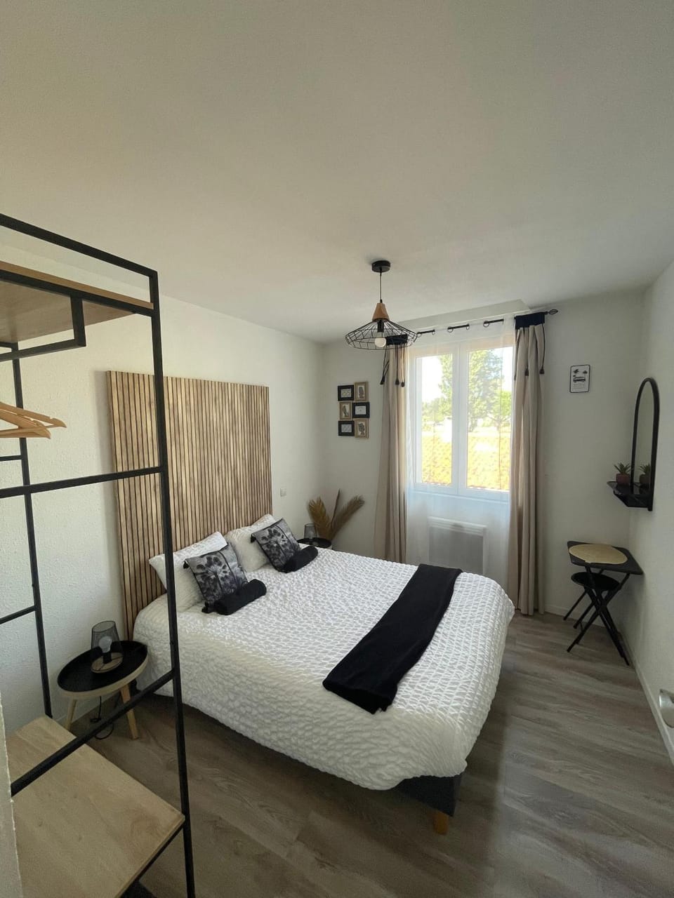 Bed, Bedroom, heating, towels